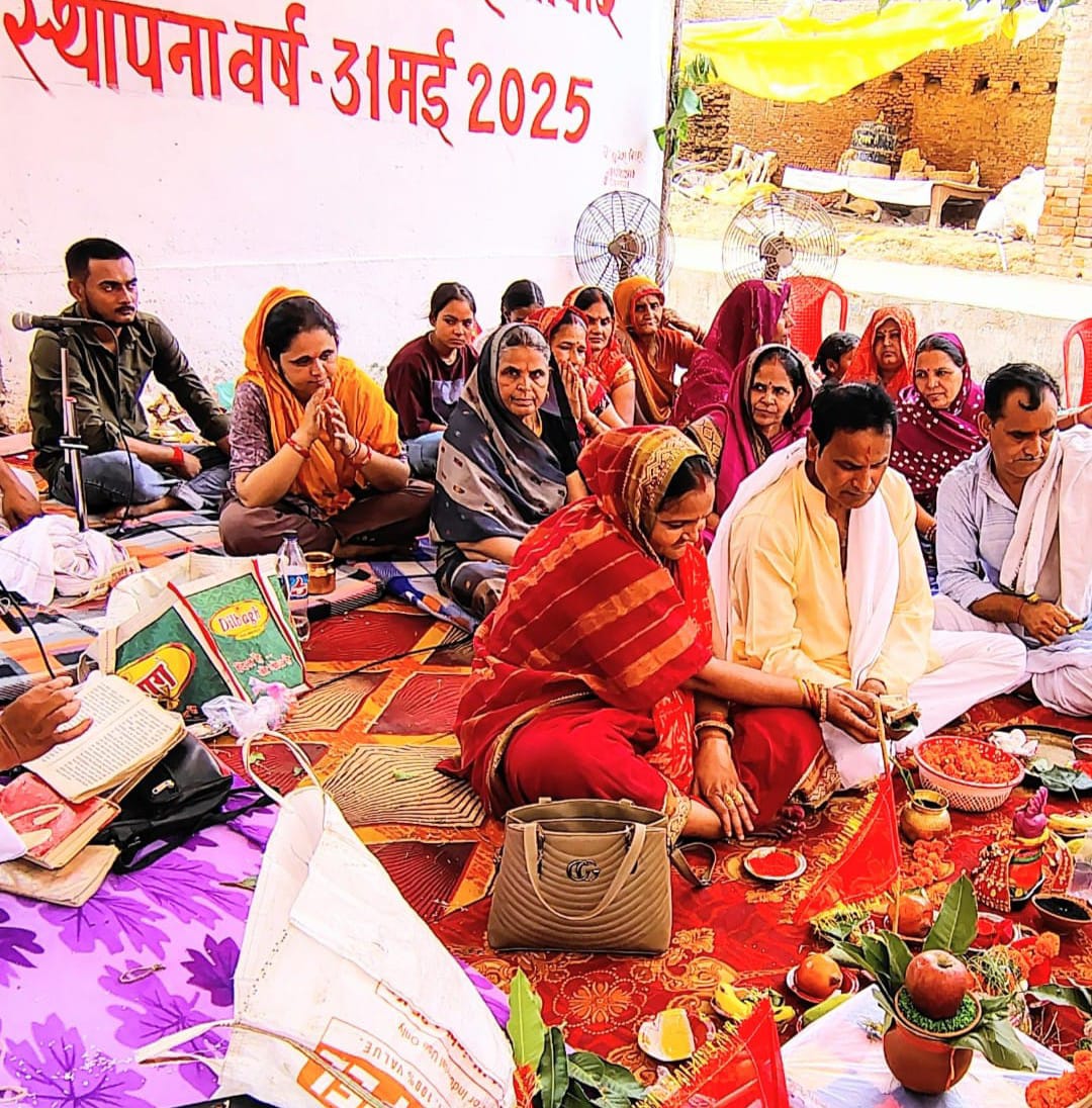 मंदिर के जीर्णोद्धार व प्राण प्रतिष्ठा कार्यक्रम में भाग लेते भक्त