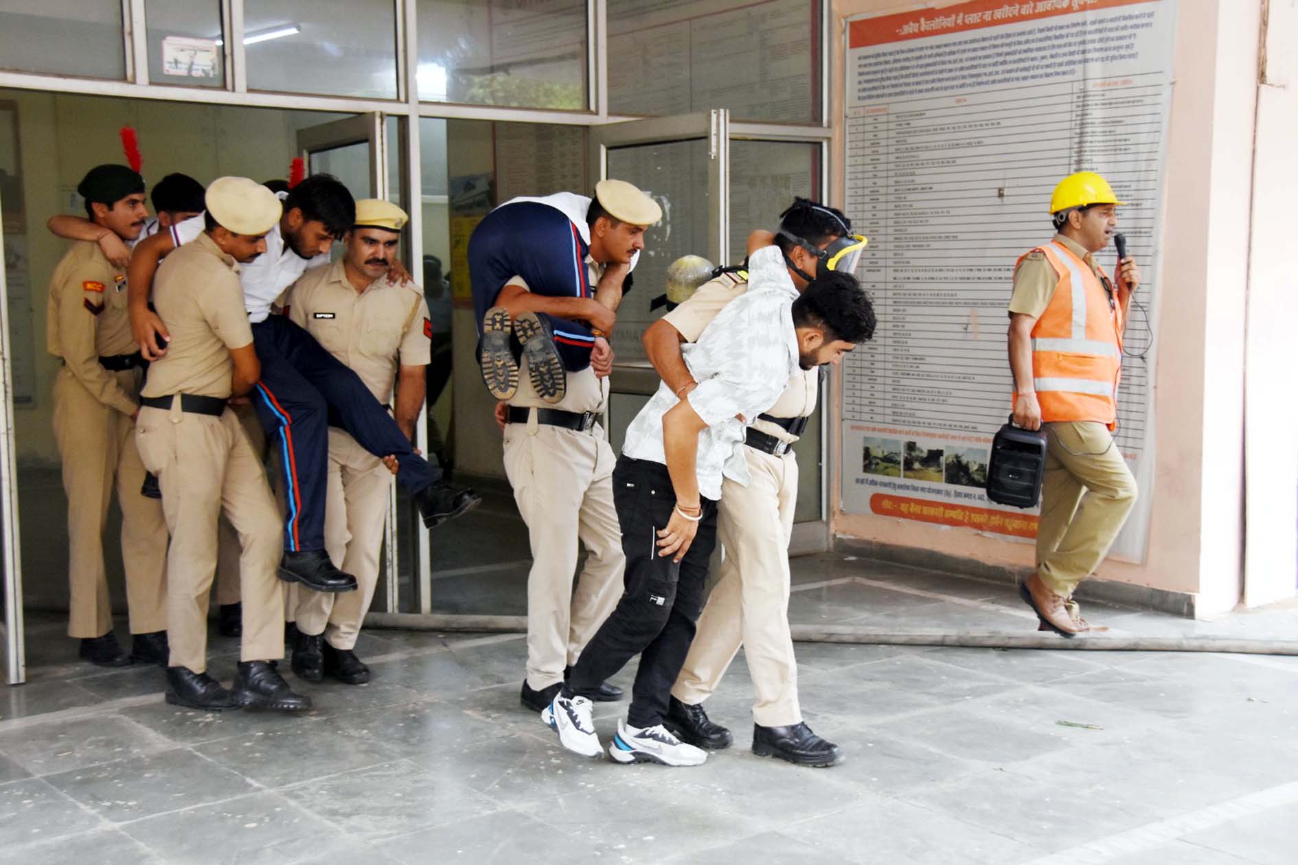 द्वितीय सिविल डिफेंस मॉक ड्रिल के दौरान नागरिकों के बचाव कार्यों में लगी टीमें। द्वितीय सिविल डिफेंस मॉक ड्रिल के दौरान नागरिकों के बचाव कार्यों में लगी टीमें।