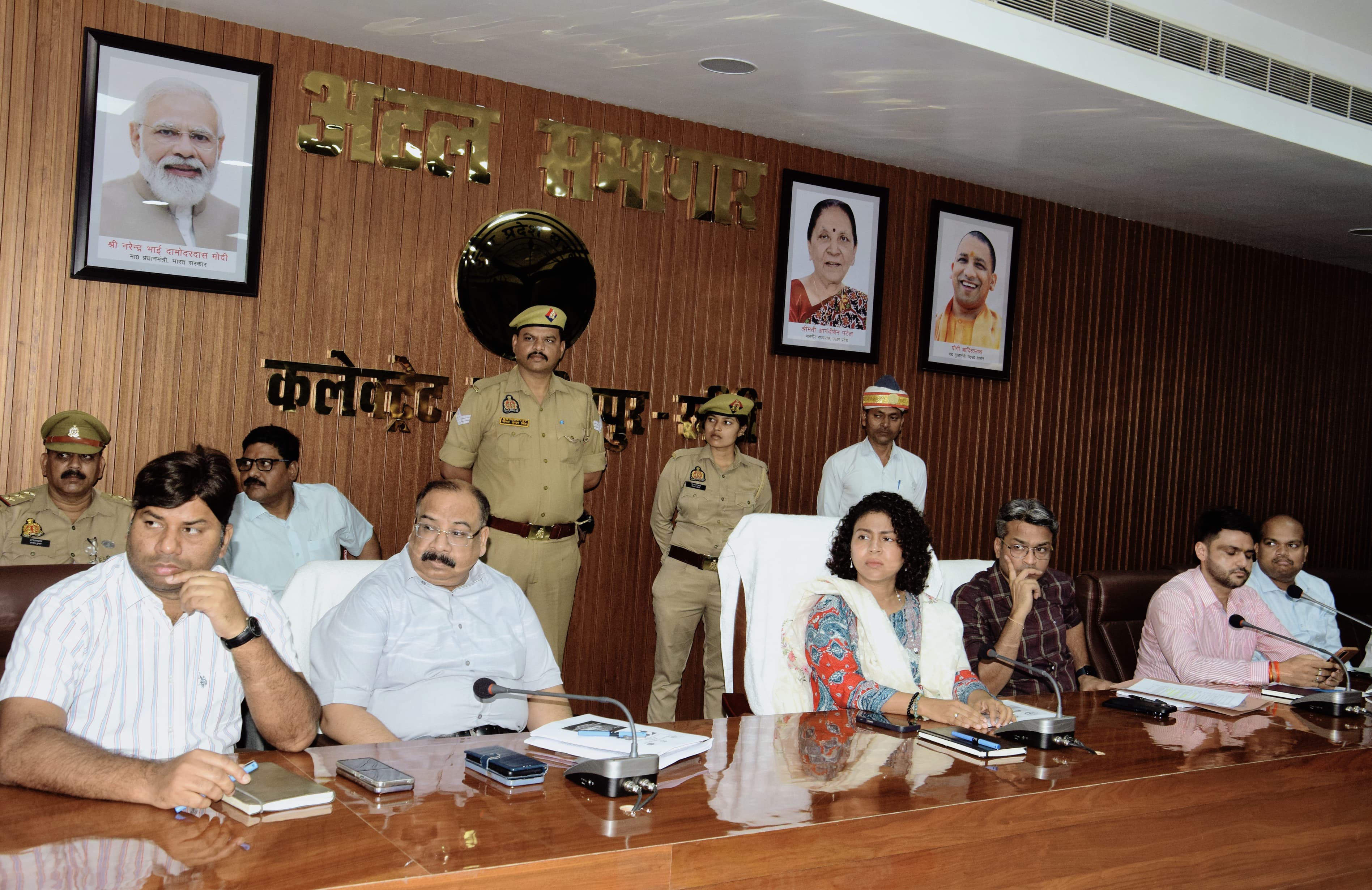 राज्यपाल आनंदीबेन के खीरी दौरे को लेकर अधिकारियों ने की बैठक राज्यपाल आनंदीबेन के खीरी दौरे को लेकर अधिकारियों ने की बैठक