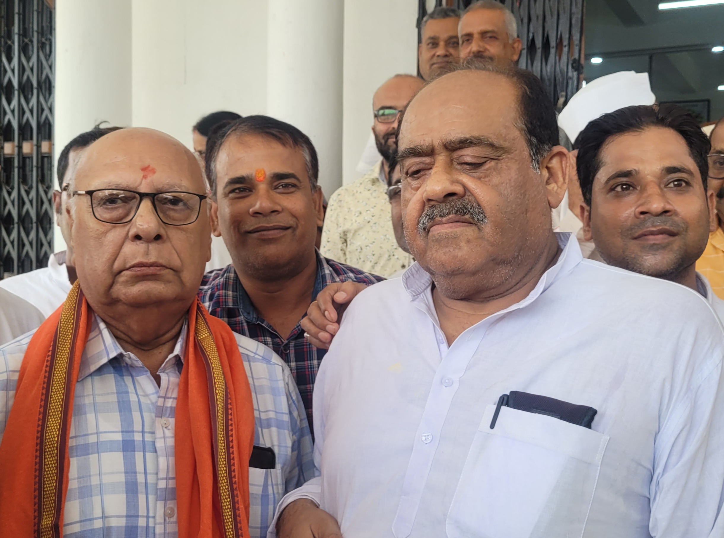 उपाध्यक्ष चंद्रभूषण पांडेय व सचिव विनय सिंह उपाध्यक्ष चंद्रभूषण पांडेय व सचिव विनय सिंह