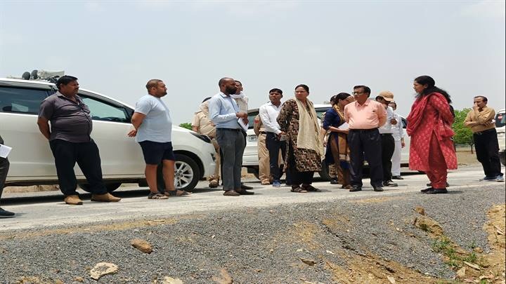 रीवाः कलेक्टर ने मुख्यमंत्री के संभावित दौरे की तैयारियों का लिया जायजा रीवाः कलेक्टर ने मुख्यमंत्री के संभावित दौरे की तैयारियों का लिया जायजा