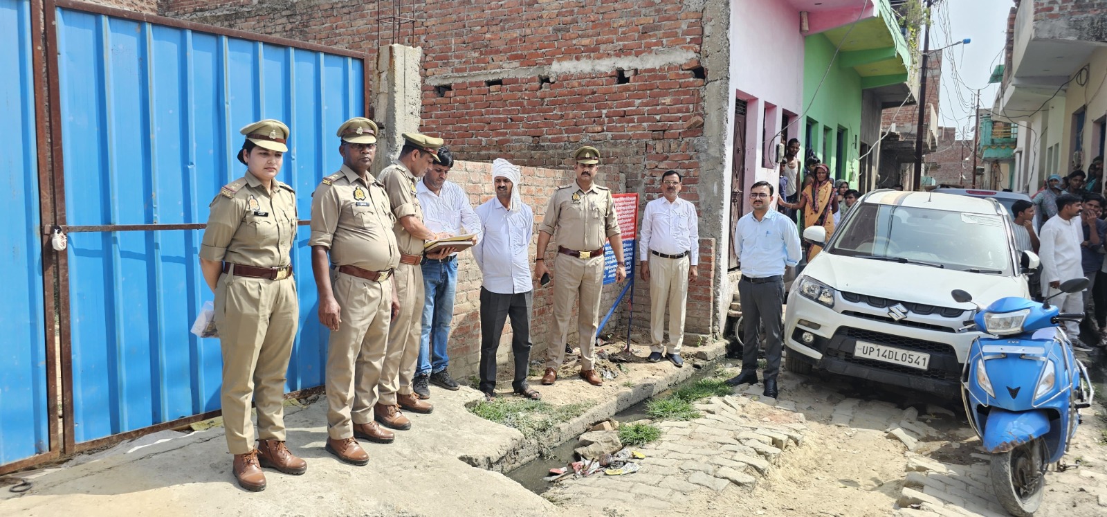 संपत्ति कुर्क करती पुलिस टीम संपत्ति कुर्क करती पुलिस टीम