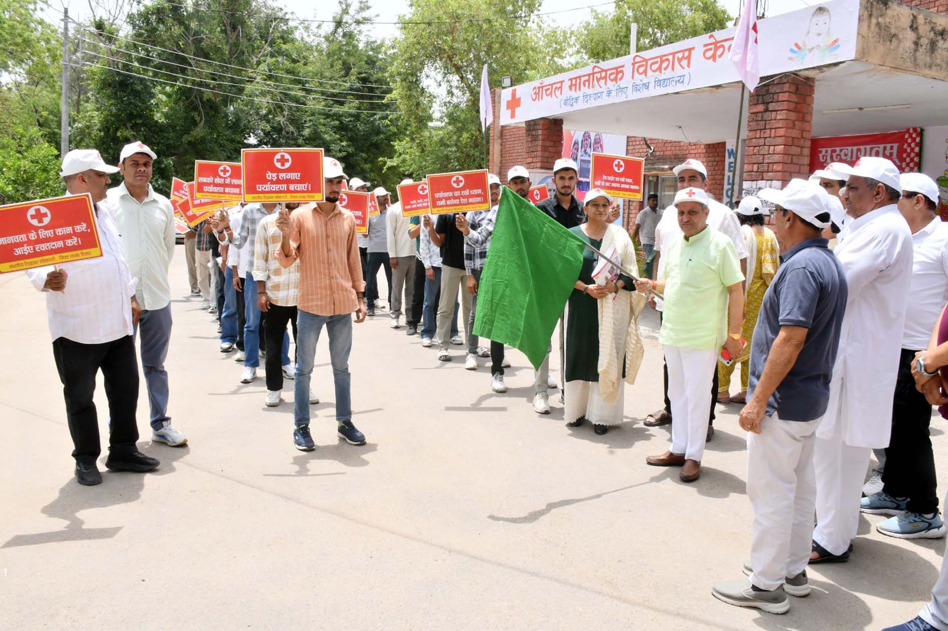 जागरूकता रैली को झंडी दिखाकर रवाना करते महासचिव महेश जोशी।