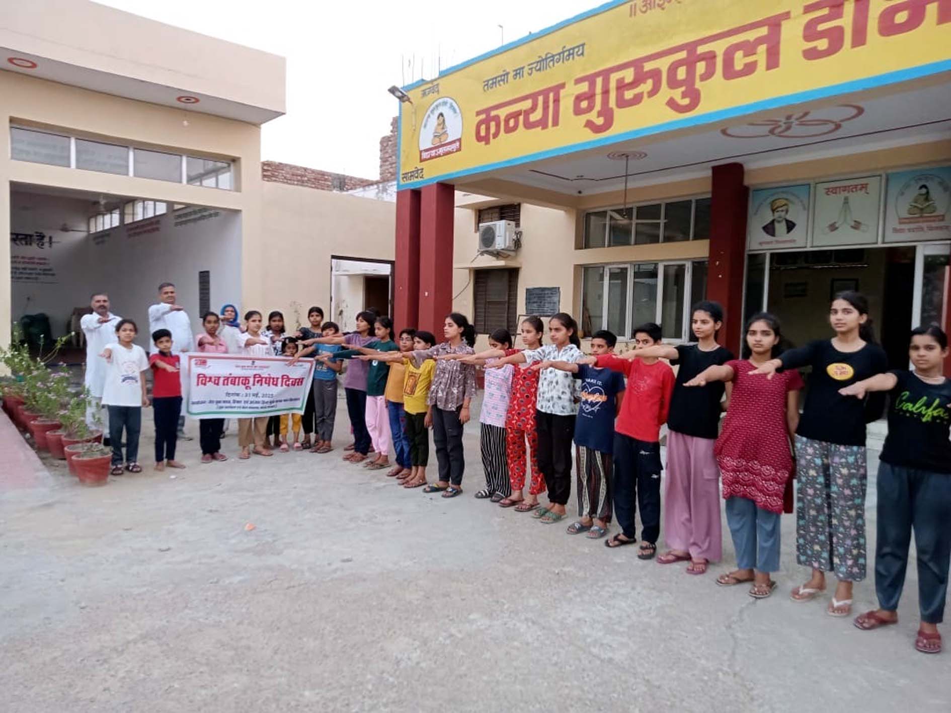कन्या गुरुकुल डोभी में छात्राओं को शपथ दिलाते पदाधिकारी। कन्या गुरुकुल डोभी में छात्राओं को शपथ दिलाते पदाधिकारी।