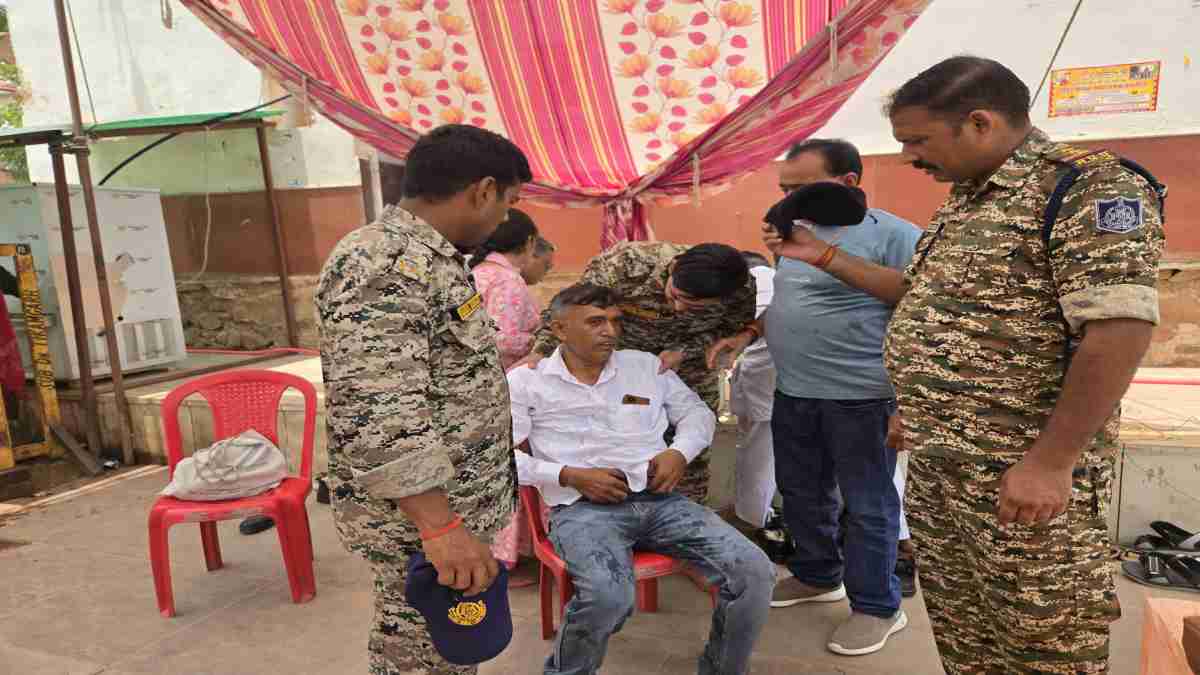 रामराजा सरकार के दर्शन करने पहुंचे श्रद्धालु की हार्ट अटैक से मौत रामराजा सरकार के दर्शन करने पहुंचे श्रद्धालु की हार्ट अटैक से मौत