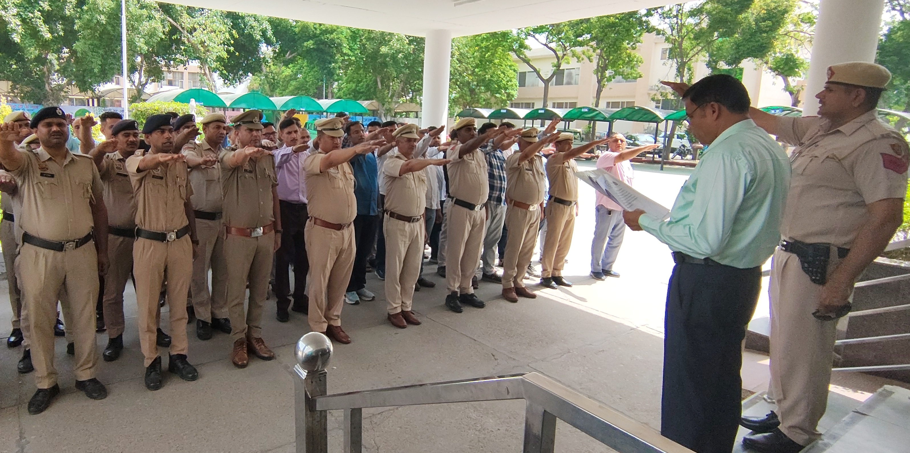 तंबाकू सेवन के विरुद्ध शपथ लेते पुलिस कर्मचारी व अधिकारी तंबाकू सेवन के विरुद्ध शपथ लेते पुलिस कर्मचारी व अधिकारी