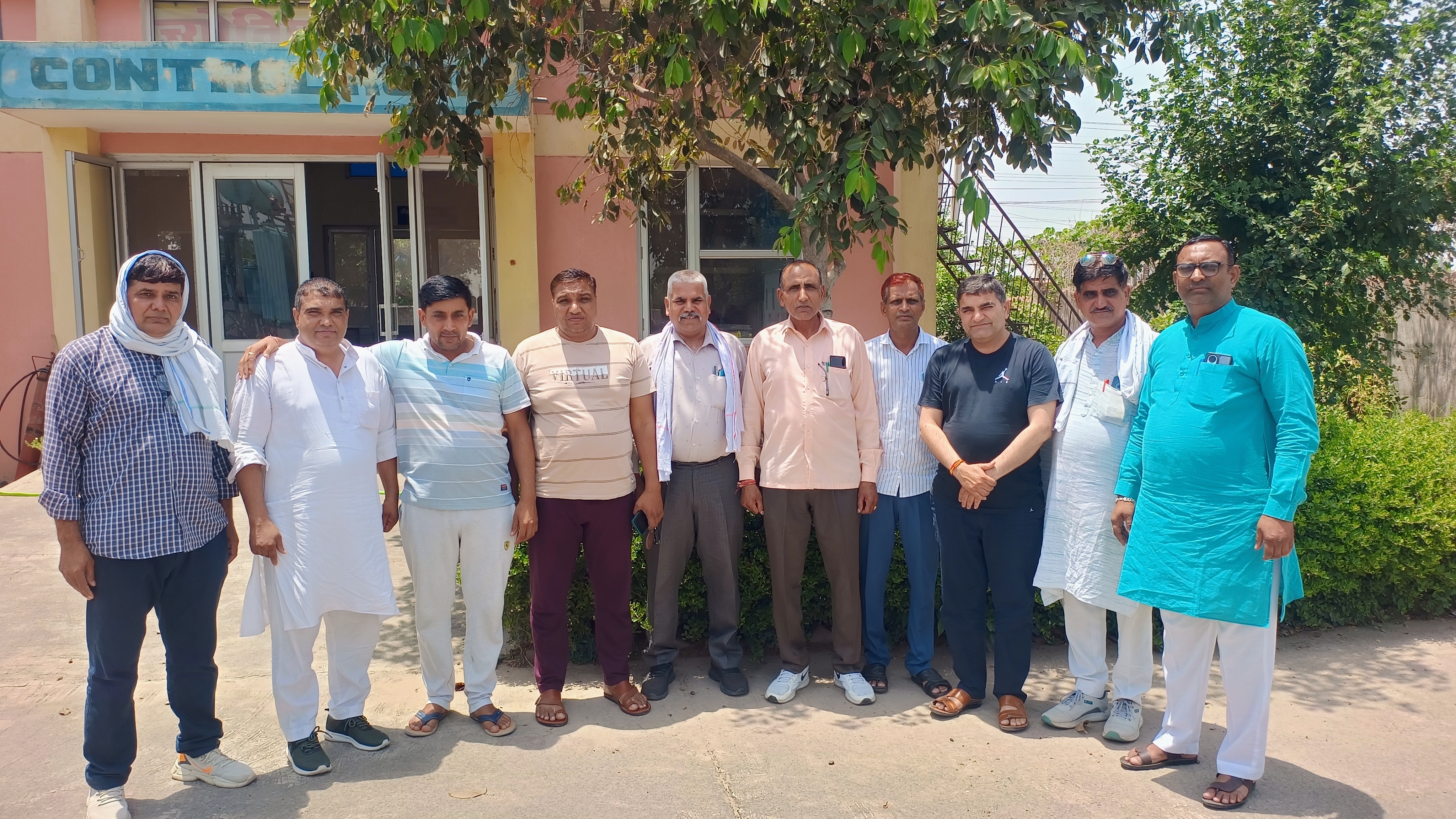 बैठक कर रोष जताते हुए बिजली कर्मचारी नेता।