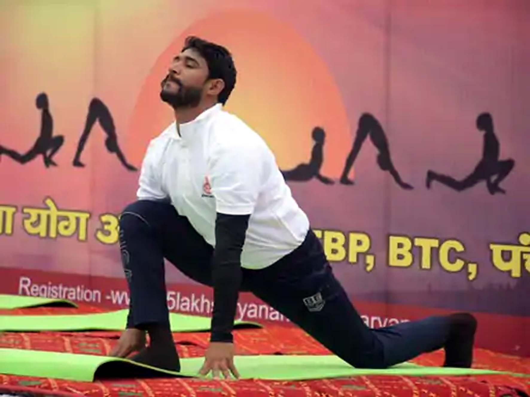 सूर्य नमस्कार करते संदीप आर्य। सूर्य नमस्कार करते संदीप आर्य।