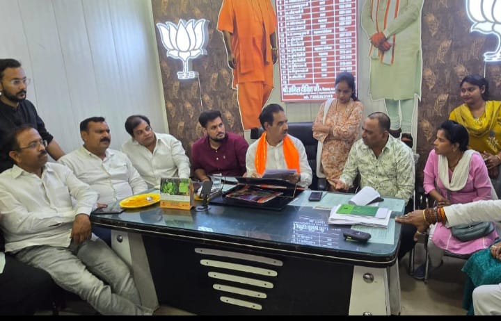 पार्टी कार्यालय में कार्यकर्त्ता का धन्यवाद करते जिलाध्यक्ष पार्टी कार्यालय में कार्यकर्त्ता का धन्यवाद करते जिलाध्यक्ष