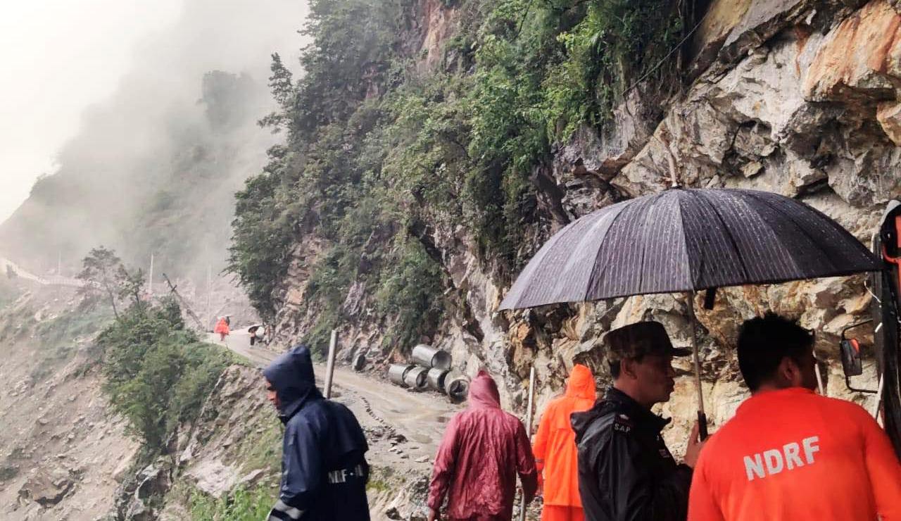 उत्तर सिक्किम वाहन दुर्घटनामा बेपत्ता बनेका मानिसहरूको दोस्रो दिन पनि टुङ्गो लागेन, खोज कार्यमा प्रतिकूल मौसम बन्यो वाधा उत्तर सिक्किम वाहन दुर्घटनामा बेपत्ता बनेका मानिसहरूको दोस्रो दिन पनि टुङ्गो लागेन, खोज कार्यमा प्रतिकूल मौसम बन्यो वाधा