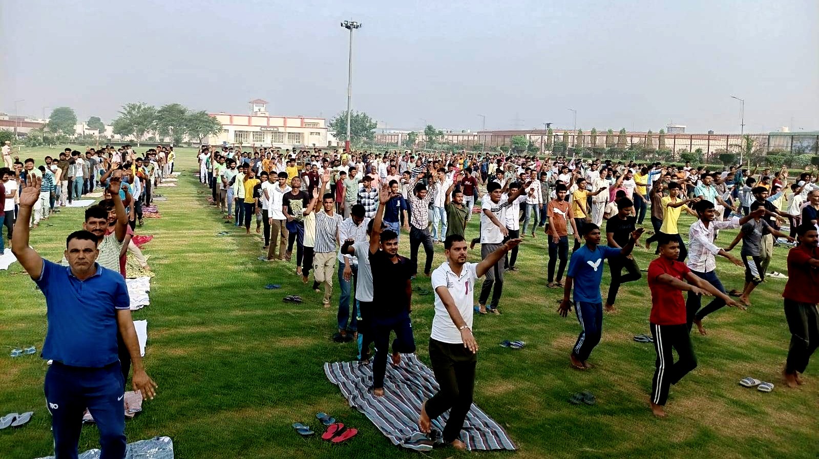 जिला पानीपत जेल में योगा करते कैदी जिला पानीपत जेल में योगा करते कैदी