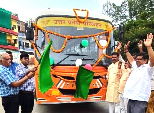 बस रवाना करते बस रवाना करते