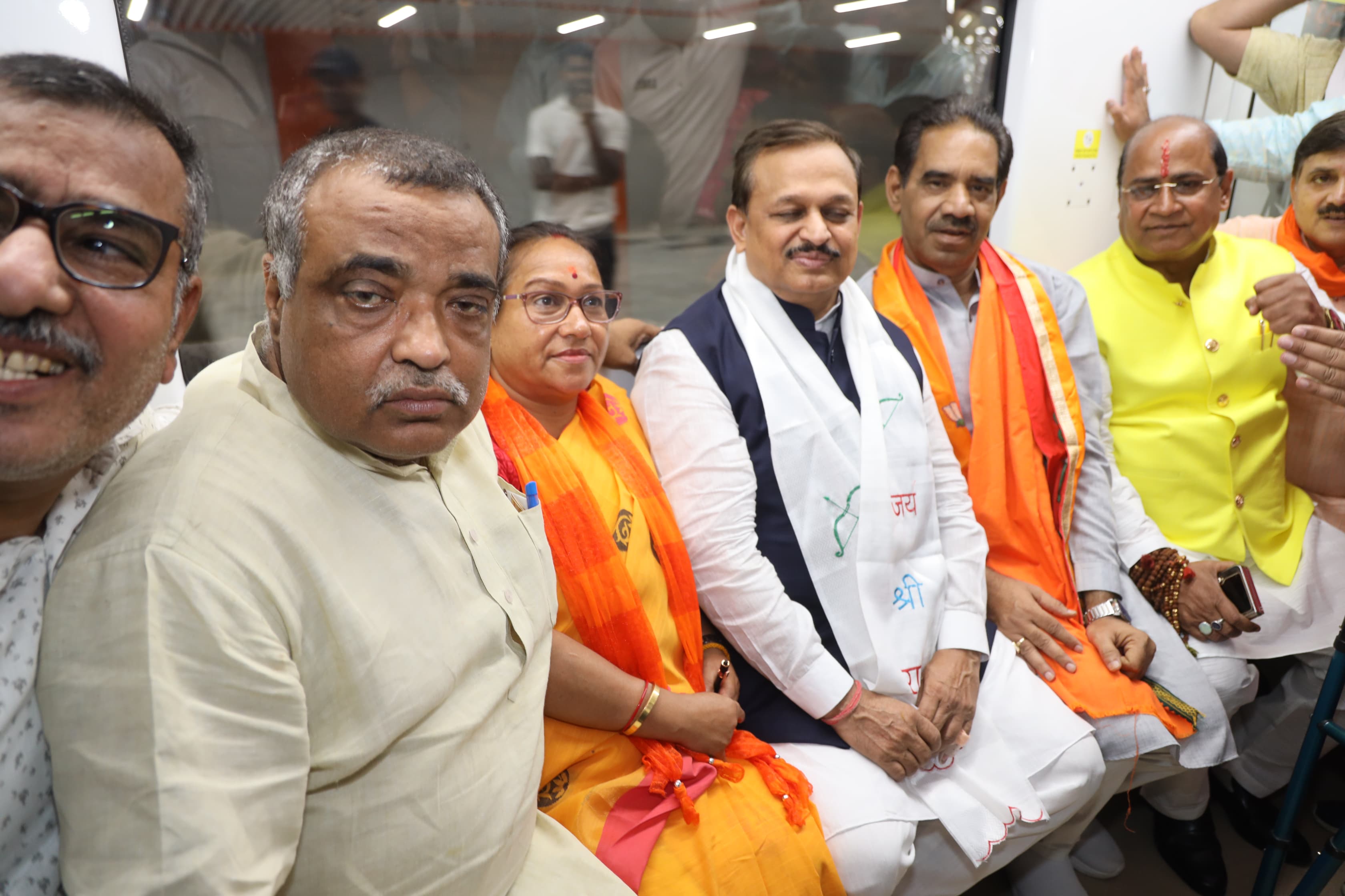 मेट्रो के अंदर सफर करते सांसद रमेश अवस्थी व अन्य मेट्रो के अंदर सफर करते सांसद रमेश अवस्थी व अन्य