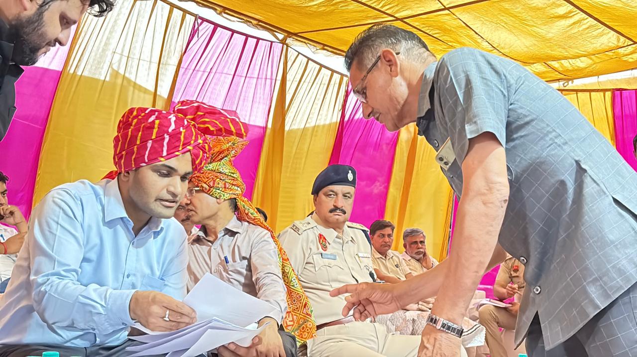 रात्रि ठहराव के दौरान ग्रामीणों की समस्याएं सुनते डीसी विक्रम सिंह रात्रि ठहराव के दौरान ग्रामीणों की समस्याएं सुनते डीसी विक्रम सिंह