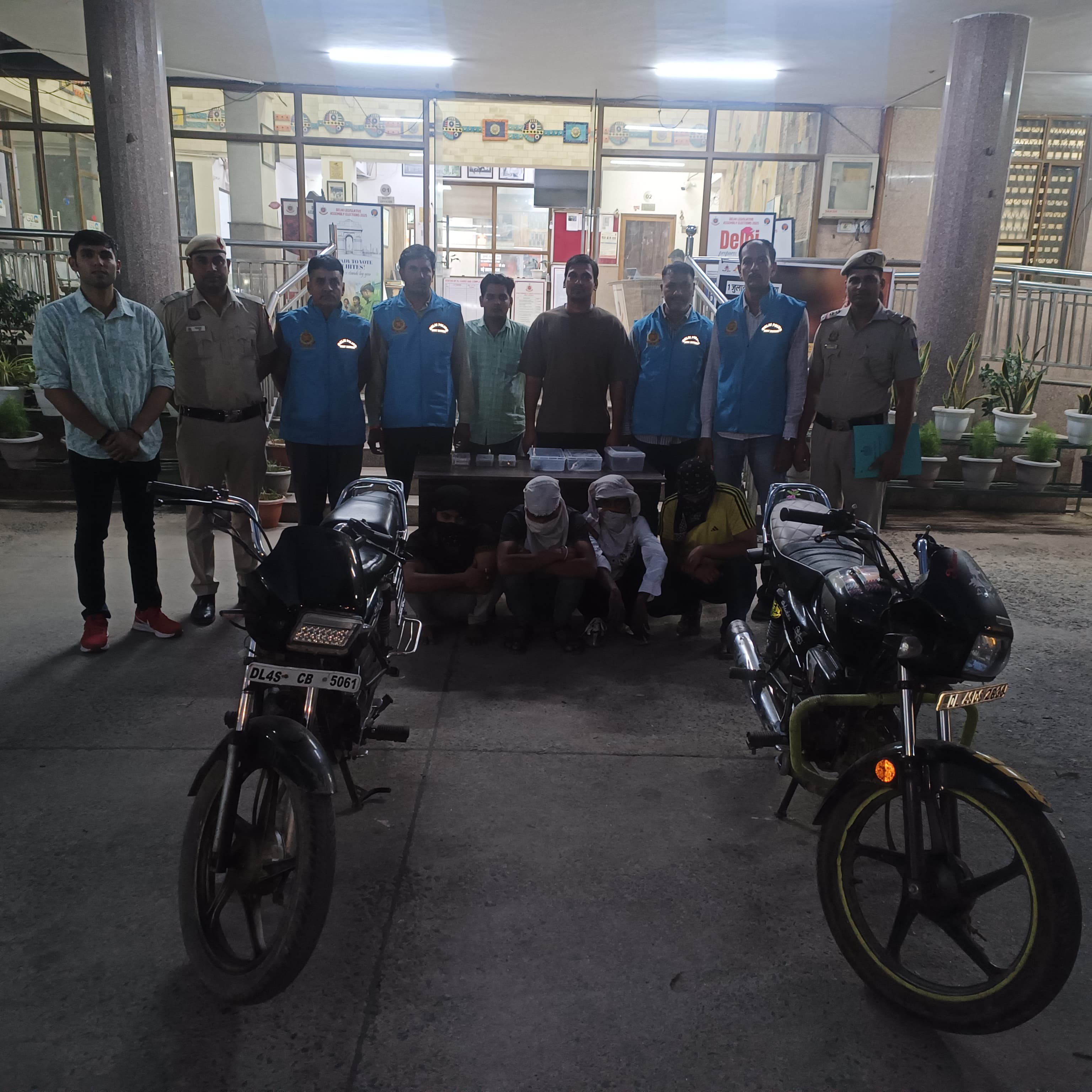 डकैती के मामले में पकड़े गए आरोपितों की फोटो डकैती के मामले में पकड़े गए आरोपितों की फोटो