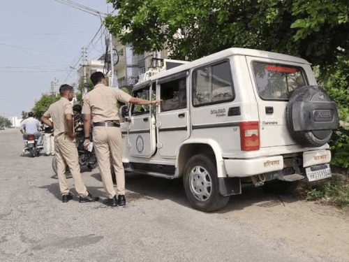 कशिश कोचर के घर के बाहर खड़ी पुलिस टीम। कशिश कोचर के घर के बाहर खड़ी पुलिस टीम।