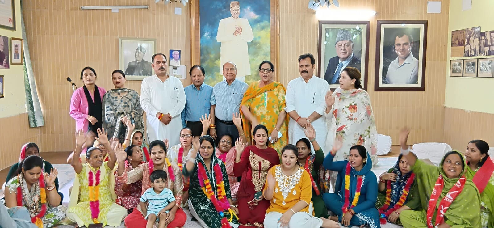 नेकां में बड़ी संख्या में महिलाएं हुई शामिल नेकां में बड़ी संख्या में महिलाएं हुई शामिल