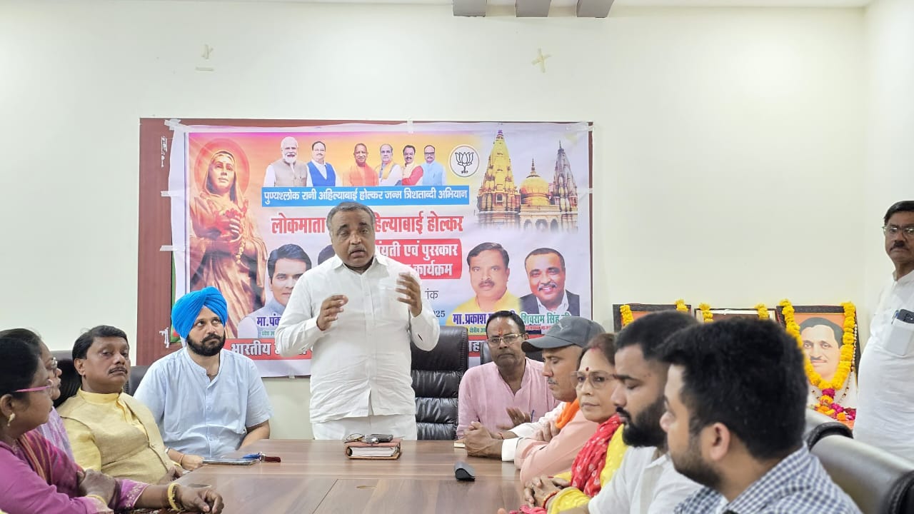 कार्यालय में कार्यक्रम करते दक्षिण जिलाध्यक्ष कार्यालय में कार्यक्रम करते दक्षिण जिलाध्यक्ष