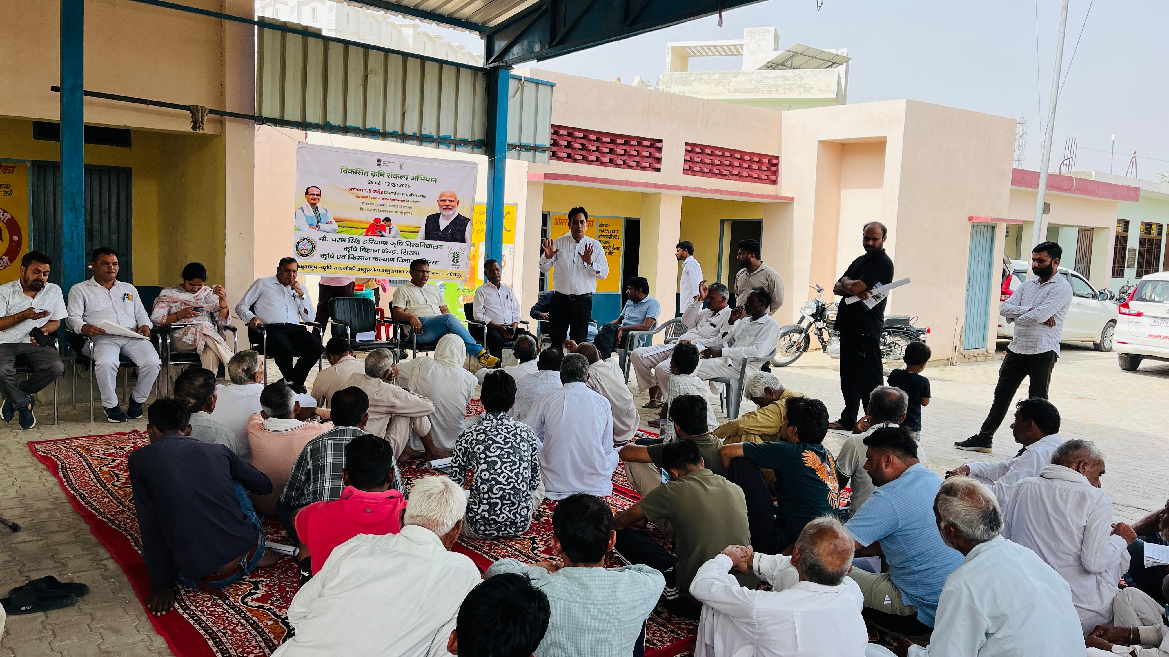 किसानों को फसल संबंधी जानकारी देते कृषि विशेषज्ञ। किसानों को फसल संबंधी जानकारी देते कृषि विशेषज्ञ।