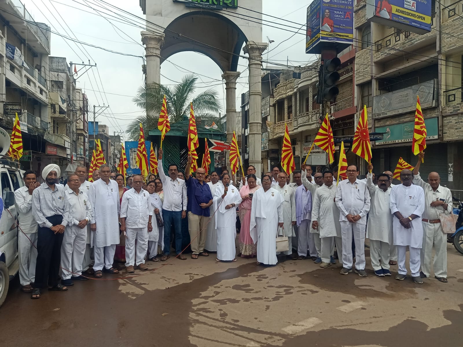 मकई चौक के पास समूह में खड़े हुए ब्रह्माकुमारीज संस्था से जुड़े हुए लोग व अन्य। मकई चौक के पास समूह में खड़े हुए ब्रह्माकुमारीज संस्था से जुड़े हुए लोग व अन्य।