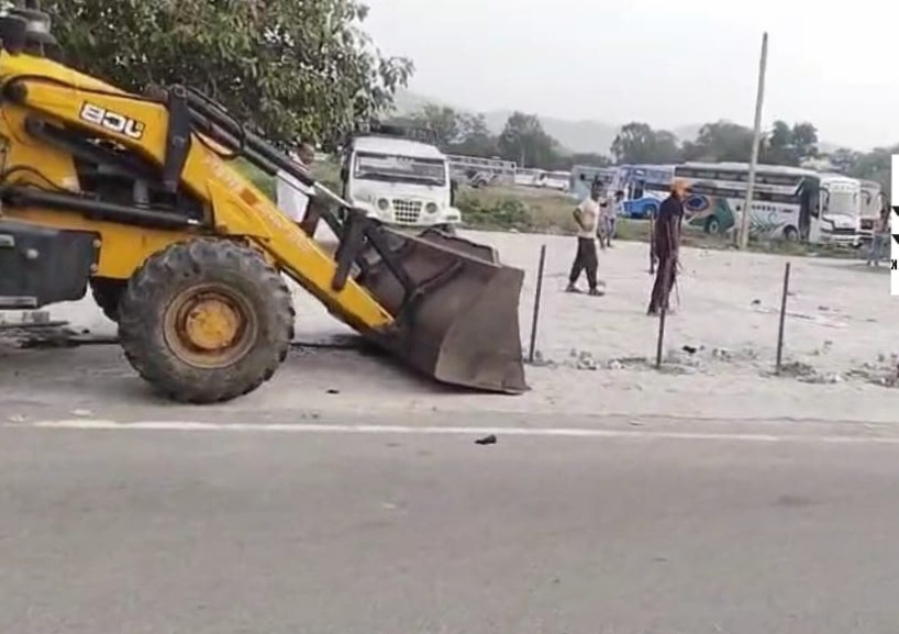 अतिक्रमण हटाती जेसीबी अतिक्रमण हटाती जेसीबी