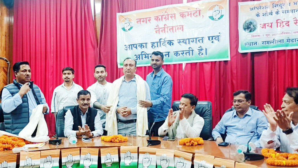 कांग्रेस पार्टी की बैठक में मौजूद प्रदेश अध्यक्ष एवं अन्य।