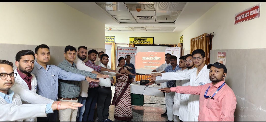 तंबाकू निषेध दिवस पर शपथ दिलाती प्रधानाचार्य प्रोफेसर डॉ वाणी गुप्ता व मौजूद स्टाफ तंबाकू निषेध दिवस पर शपथ दिलाती प्रधानाचार्य प्रोफेसर डॉ वाणी गुप्ता व मौजूद स्टाफ