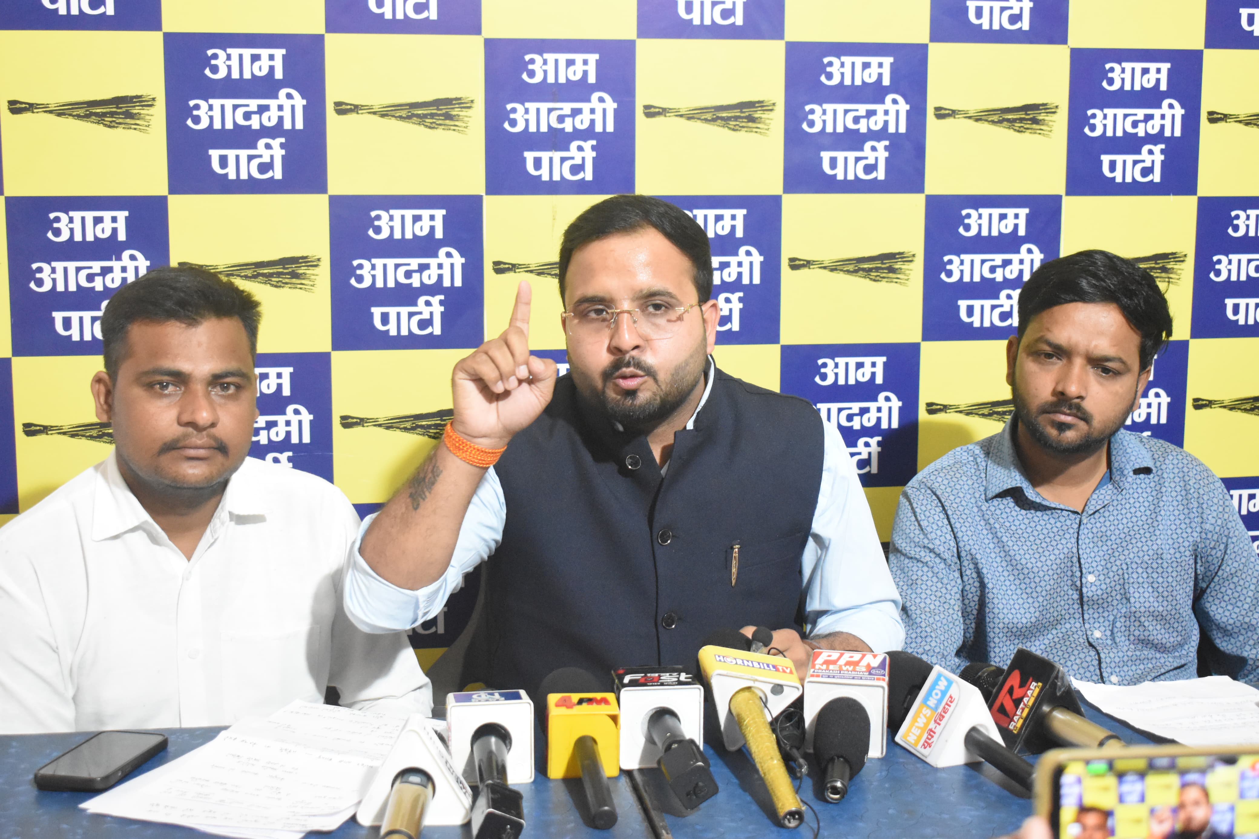 पत्रकार वार्ता करते हुए आआपा के मुख्य प्रवक्ता वंशराज दुबे एवं अन्य। पत्रकार वार्ता करते हुए आआपा के मुख्य प्रवक्ता वंशराज दुबे एवं अन्य।