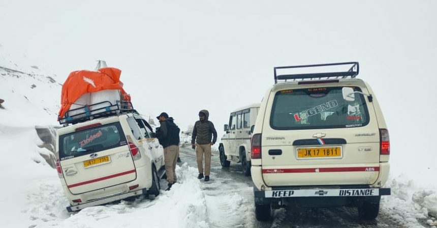 अनंतनाग पुलिस ने सिंथन टॉप पर फंसे एक यात्री वाहन को सफलतापूर्वक बचाया अनंतनाग पुलिस ने सिंथन टॉप पर फंसे एक यात्री वाहन को सफलतापूर्वक बचाया