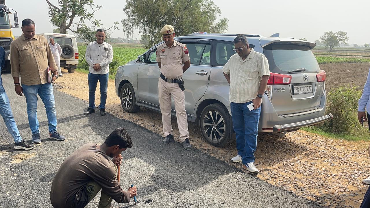 निर्माणाधीन छुड़ानी-कबलाना सड़क मार्ग का निरीक्षण करते डीसी स्वप्निल रविंद्र पाटिल। निर्माणाधीन छुड़ानी-कबलाना सड़क मार्ग का निरीक्षण करते डीसी स्वप्निल रविंद्र पाटिल।