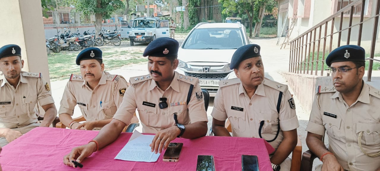 बरामद कार के साथ पुलिस टीम बरामद कार के साथ पुलिस टीम