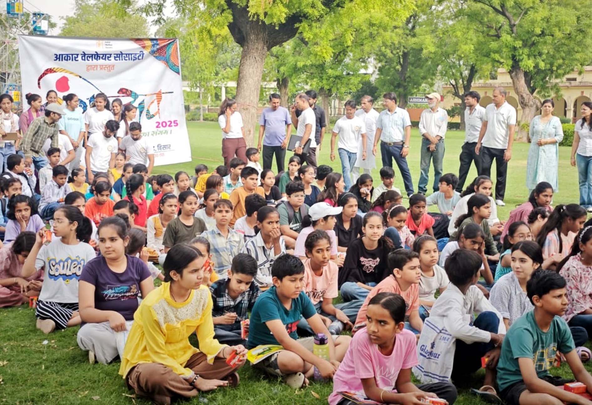 आकार वेल्फेयर सोसायटी के कार्यक्रम में उपस्थित विद्यार्थी व आयोजक। आकार वेल्फेयर सोसायटी के कार्यक्रम में उपस्थित विद्यार्थी व आयोजक।