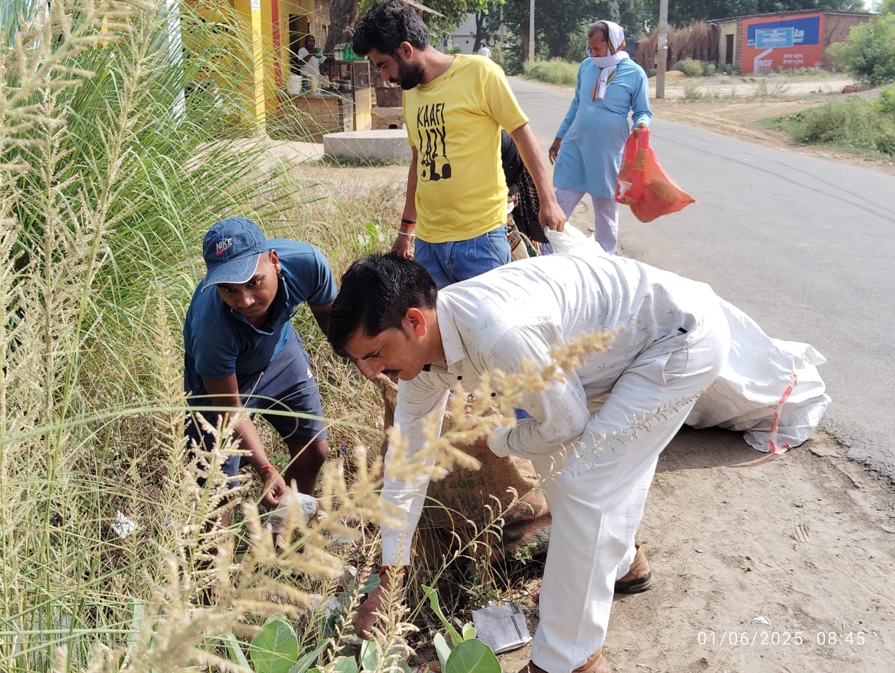 प्लास्टिक मुक्त अभियान के तहत मनिकठी गांव में कूड़ा संग्रह करते हुए।
