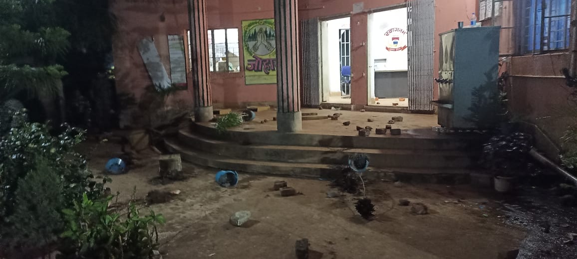 तोड़फोड़ की तस्वीर तोड़फोड़ की तस्वीर