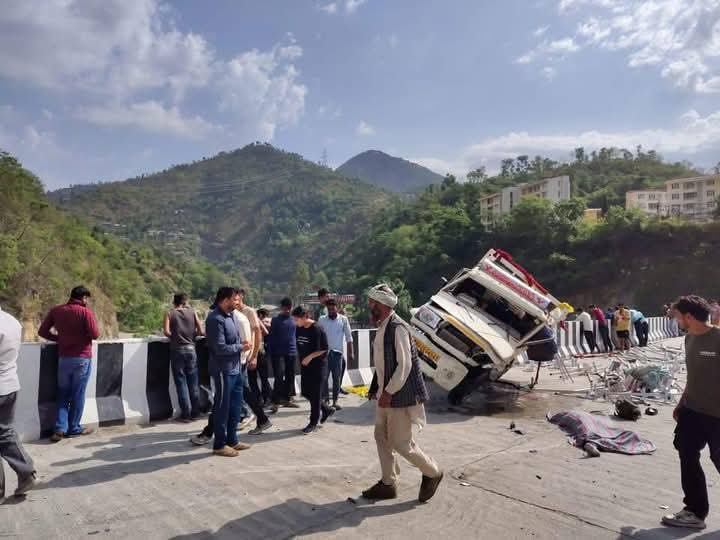 दुर्घटनाग्रस्त जीप, जिसमें पांच लोगों की मौत हो गई जबकि एक घायल है दुर्घटनाग्रस्त जीप, जिसमें पांच लोगों की मौत हो गई जबकि एक घायल है