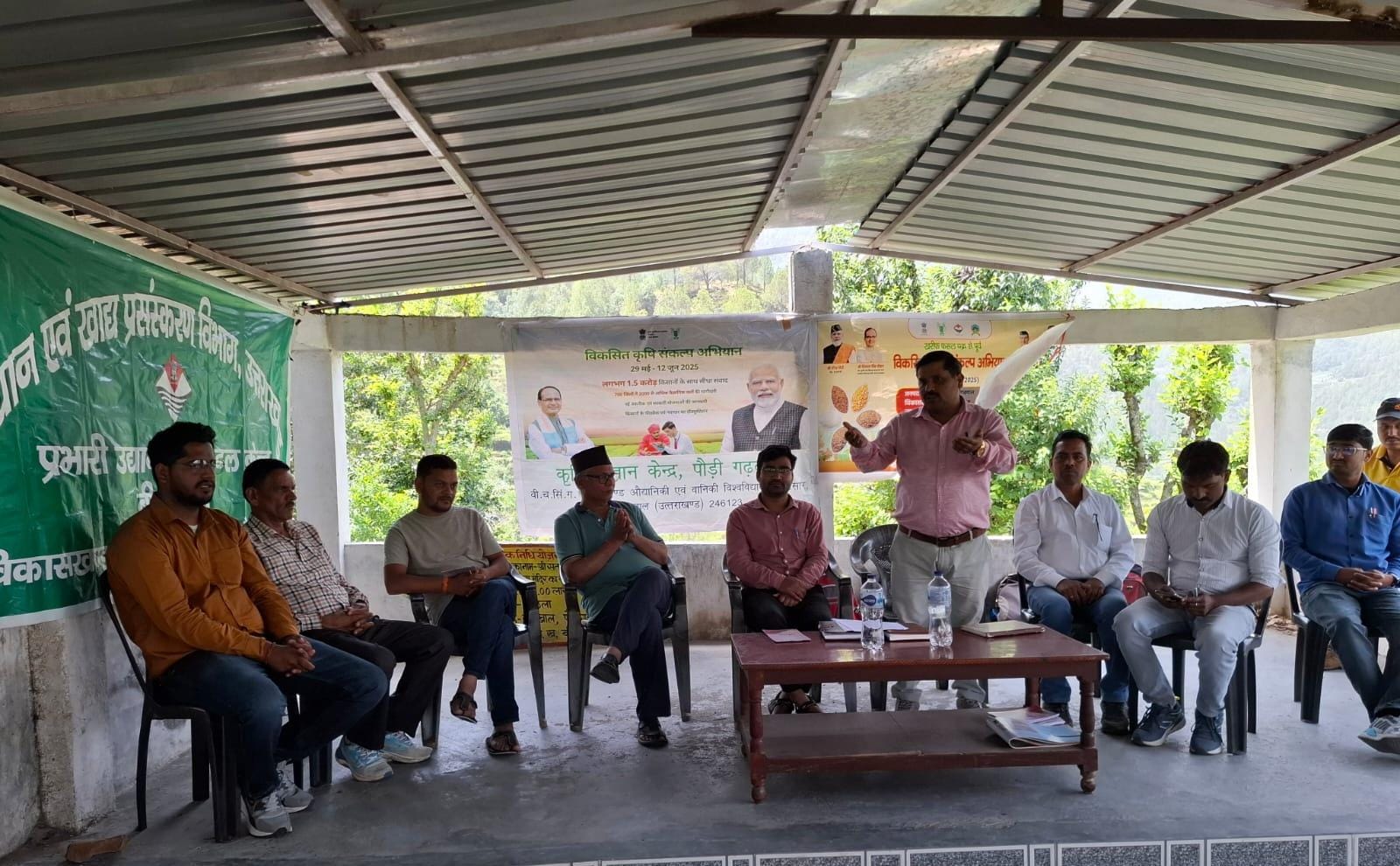 किसानों की समस्या सुनते वैज्ञानिक किसानों की समस्या सुनते वैज्ञानिक