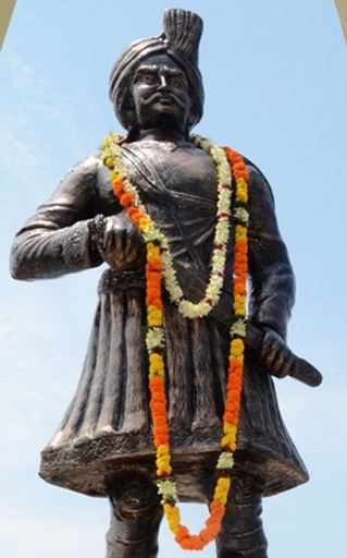 अमर शहीद ठाकुर विश्वनाथ शाहदेव की प्रतिमा के समक्ष जूते लोग अमर शहीद ठाकुर विश्वनाथ शाहदेव की प्रतिमा के समक्ष जूते लोग