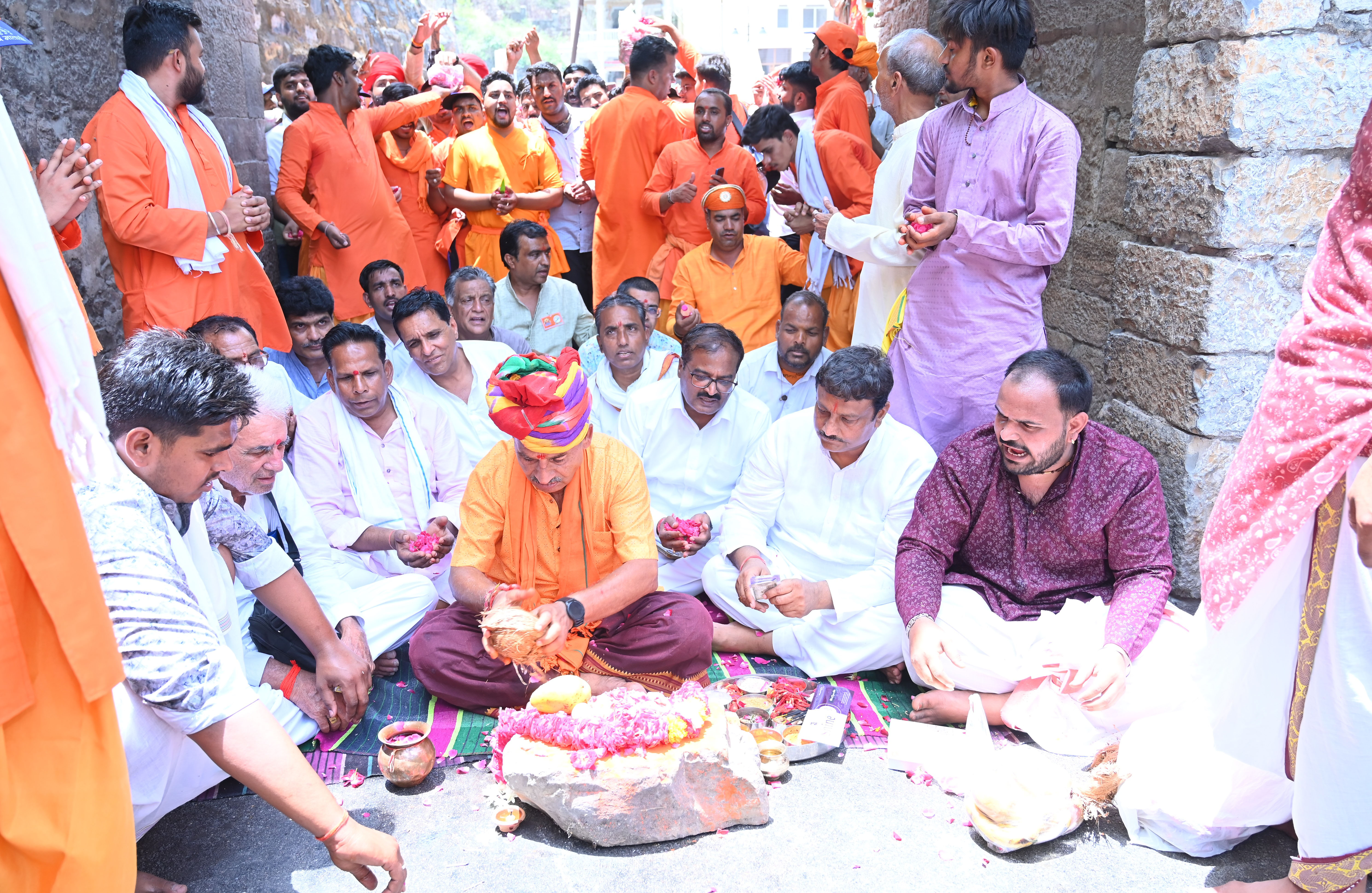 चित्तौड़गढ़ जिले के निंबाहेड़ा से पहुंची आध्यात्मिक कल्याण महापदयात्रा के समापन पर की पूजा। चित्तौड़गढ़ जिले के निंबाहेड़ा से पहुंची आध्यात्मिक कल्याण महापदयात्रा के समापन पर की पूजा।