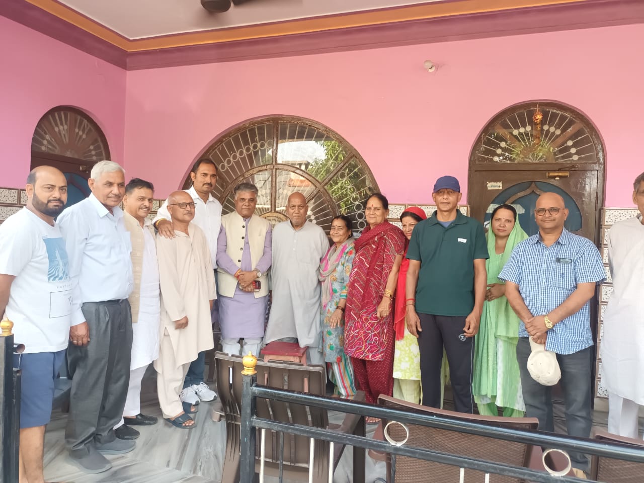 लोगों के साथ मिलते हुए सांसद राजीव भारद्वाज। लोगों के साथ मिलते हुए सांसद राजीव भारद्वाज।