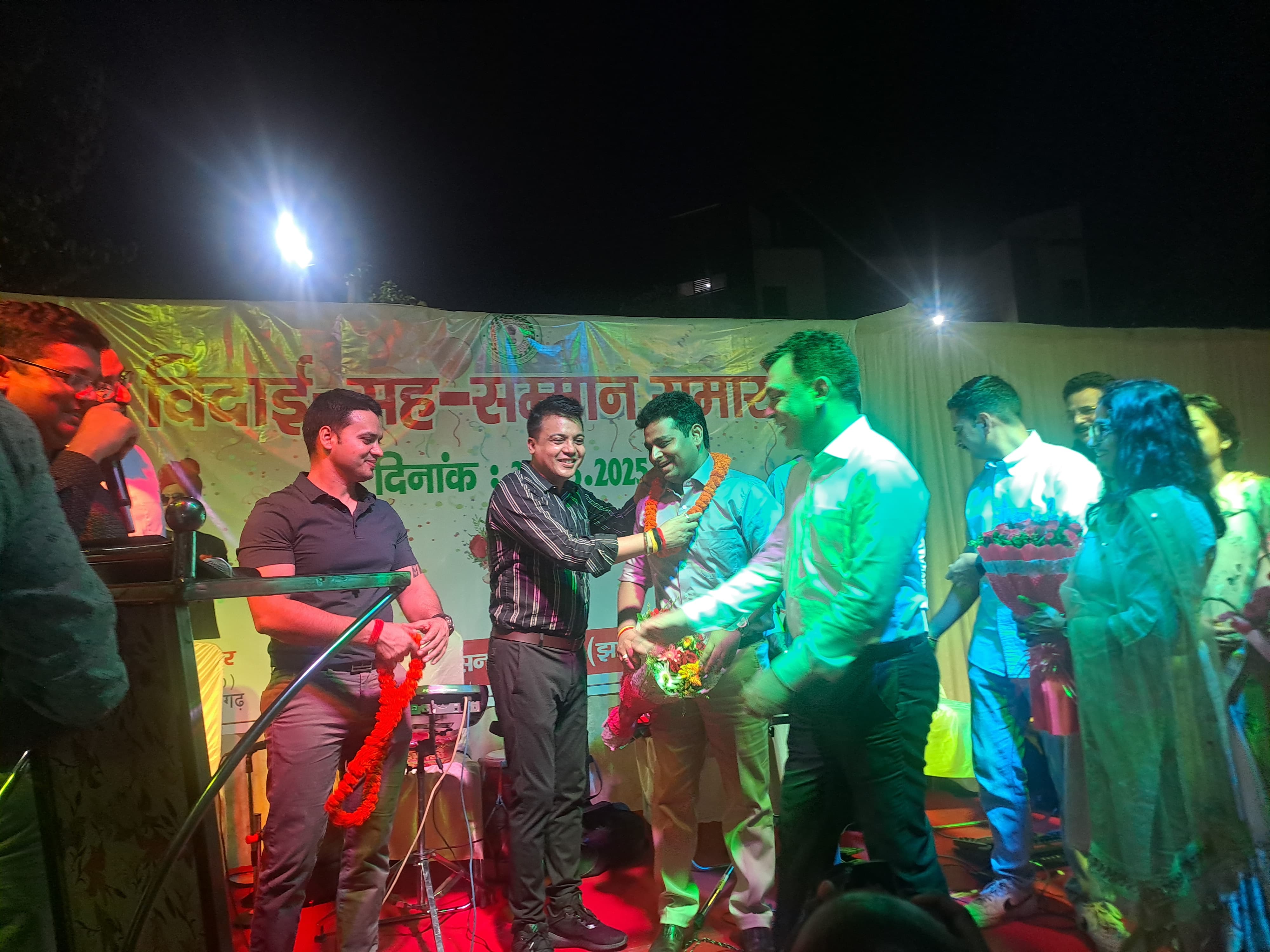 विदाई समारोह में शामिल अधिकारी विदाई समारोह में शामिल अधिकारी