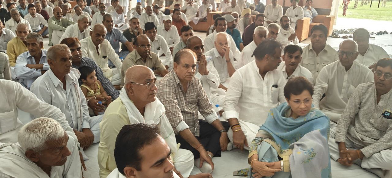 सडक़ हादसे का शिकार हुए आढ़ती बब्बर के निधन पर शोक व्यक्त करती सांसद सैलजा। सडक़ हादसे का शिकार हुए आढ़ती बब्बर के निधन पर शोक व्यक्त करती सांसद सैलजा।