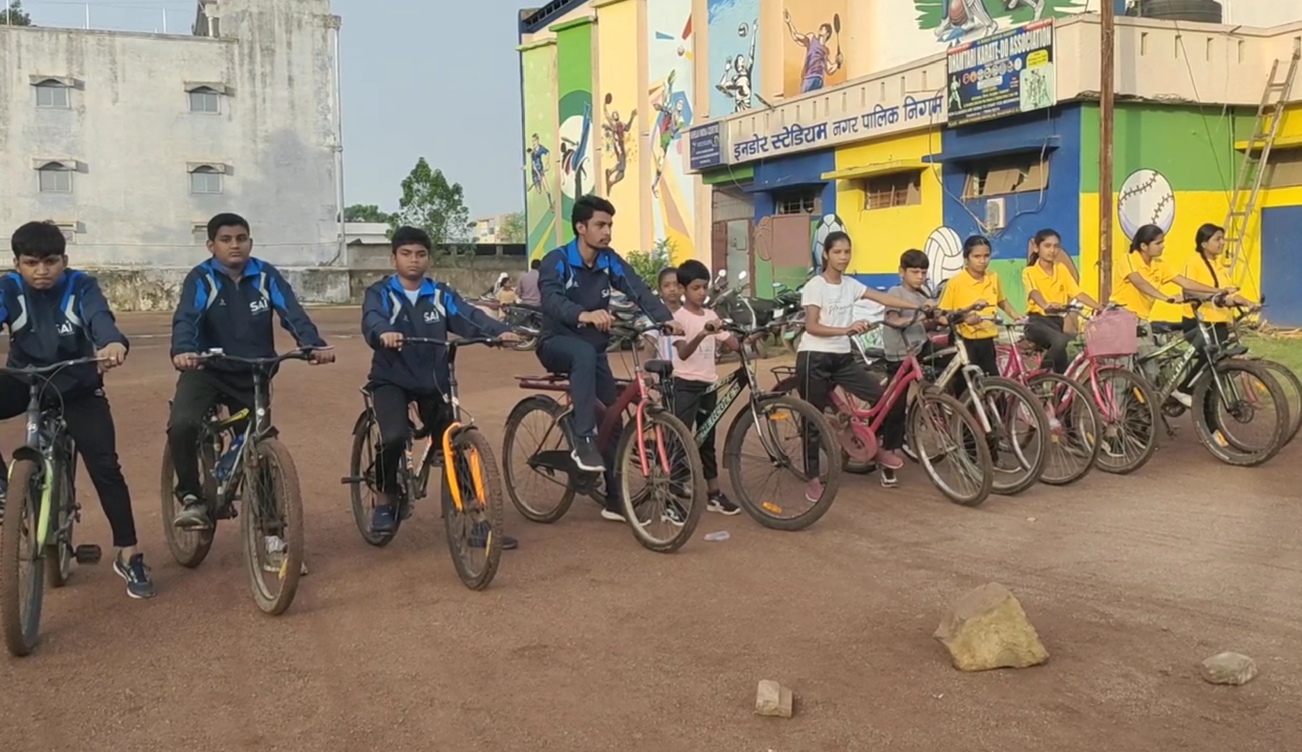 साईकिल चलाते हुए स्कूली बच्चे। साईकिल चलाते हुए स्कूली बच्चे।