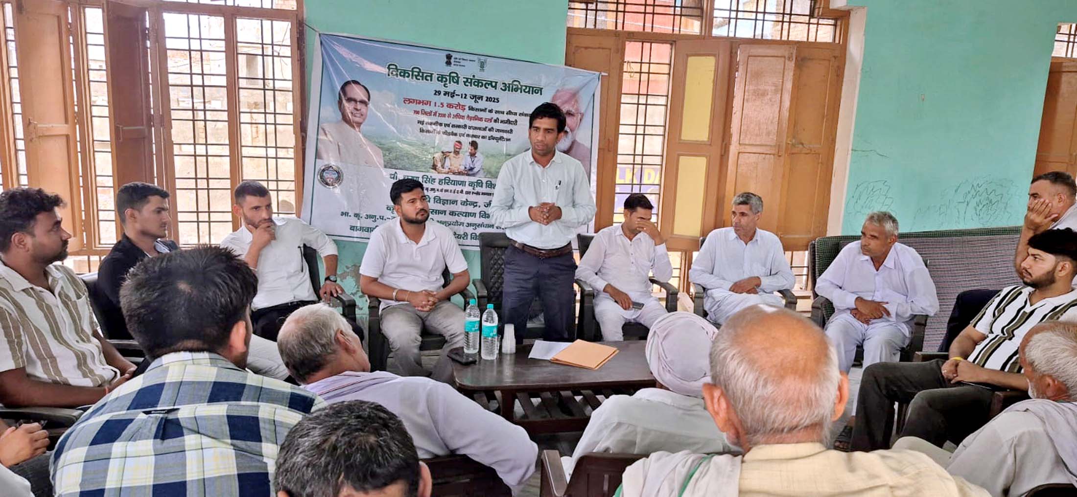 किसानों को ड्रोन से स्प्रे करने की विधि बतलाते कृषि विज्ञानी। किसानों को ड्रोन से स्प्रे करने की विधि बतलाते कृषि विज्ञानी।