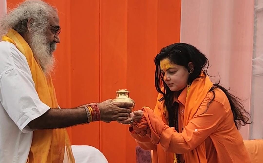 संभल के काल्कि धाम में किन्नर अखाड़े की महामंडलेश्वर को जल देते आचार्य प्रमोद कृष्णम। संभल के काल्कि धाम में किन्नर अखाड़े की महामंडलेश्वर को जल देते आचार्य प्रमोद कृष्णम।