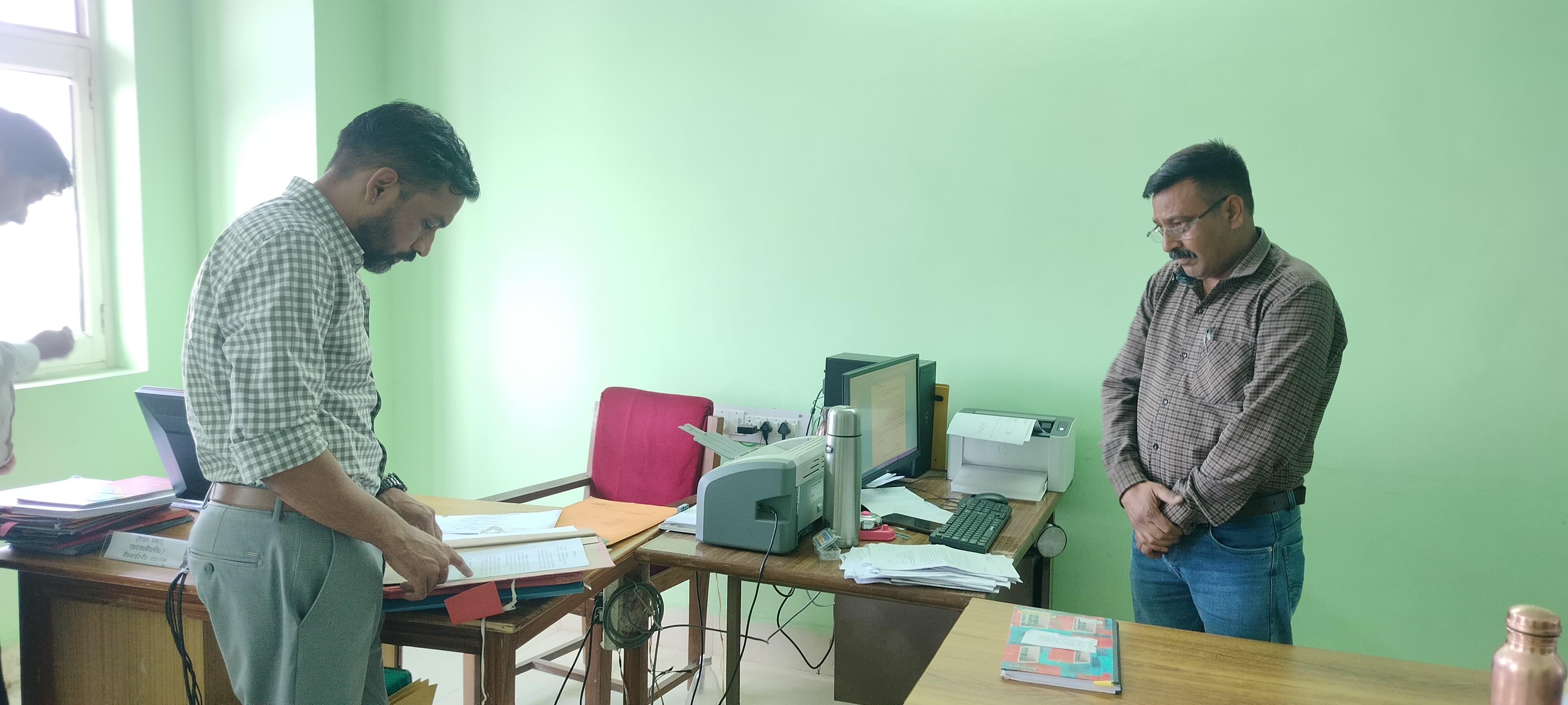 जिला कार्यालय में पटलों का निरीक्षण करते डीएम जिला कार्यालय में पटलों का निरीक्षण करते डीएम