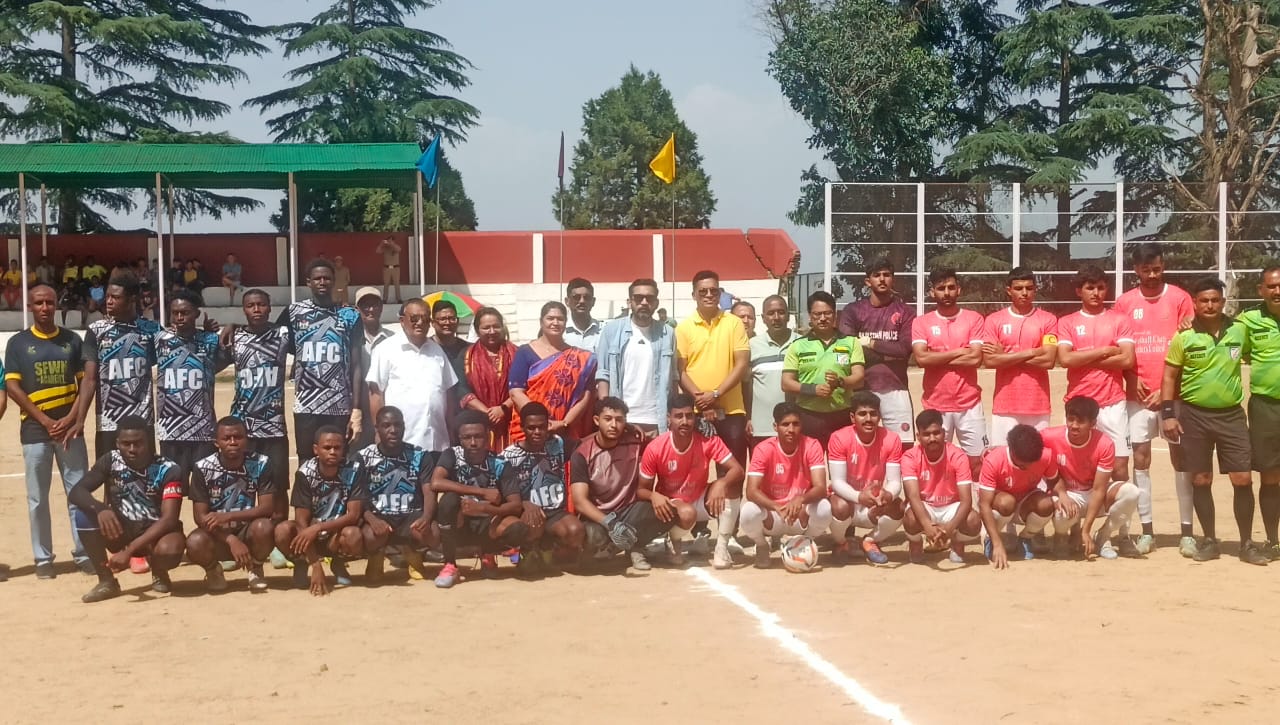 कंडोलिया मैदान में फुटबॉल प्रतियोगिता का शुभारंभ करते डीएम डॉ आशीष चौहान कंडोलिया मैदान में फुटबॉल प्रतियोगिता का शुभारंभ करते डीएम डॉ आशीष चौहान