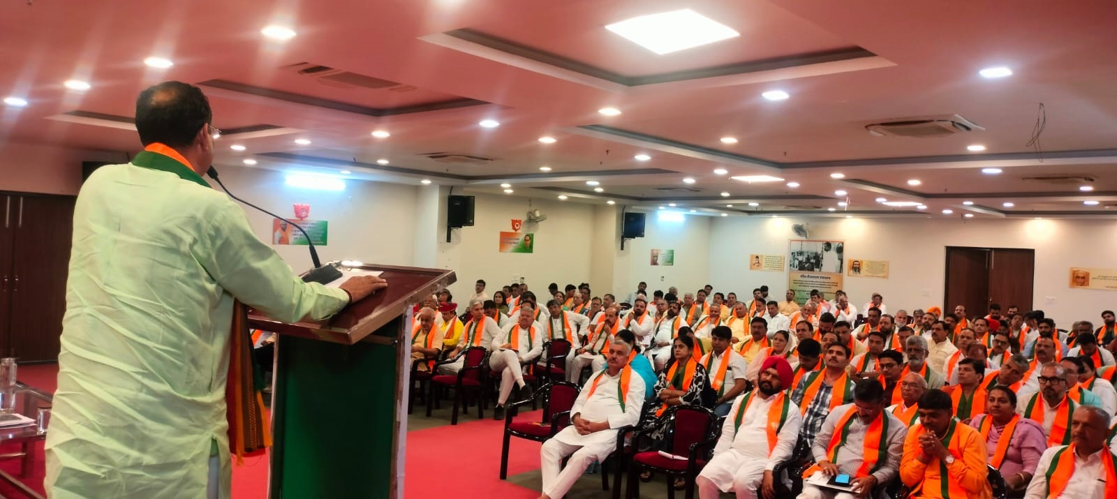 गुरुग्राम भाजपा कार्यालय में पदाधिकारियों, कार्यकर्ताओं को संबोधित करते प्रदेश अध्यक्ष मोहन लाल बड़ोली। गुरुग्राम भाजपा कार्यालय में पदाधिकारियों, कार्यकर्ताओं को संबोधित करते प्रदेश अध्यक्ष मोहन लाल बड़ोली।