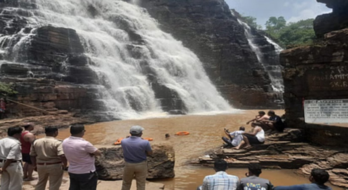 तीरथगढ़ वाटरफॉल से नीचे गिरा नाबालिक तीरथगढ़ वाटरफॉल से नीचे गिरा नाबालिक