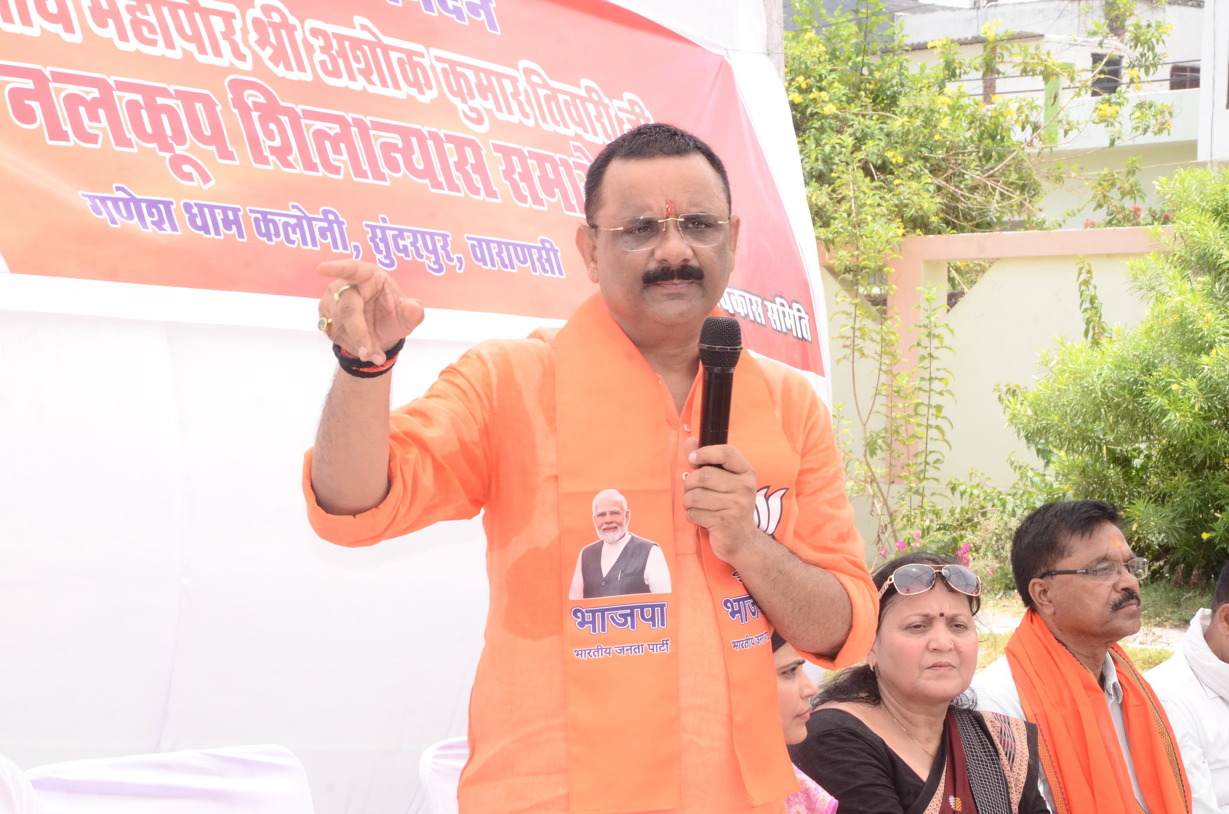 मिनी नलकूप का शिलान्यास करते महापौर