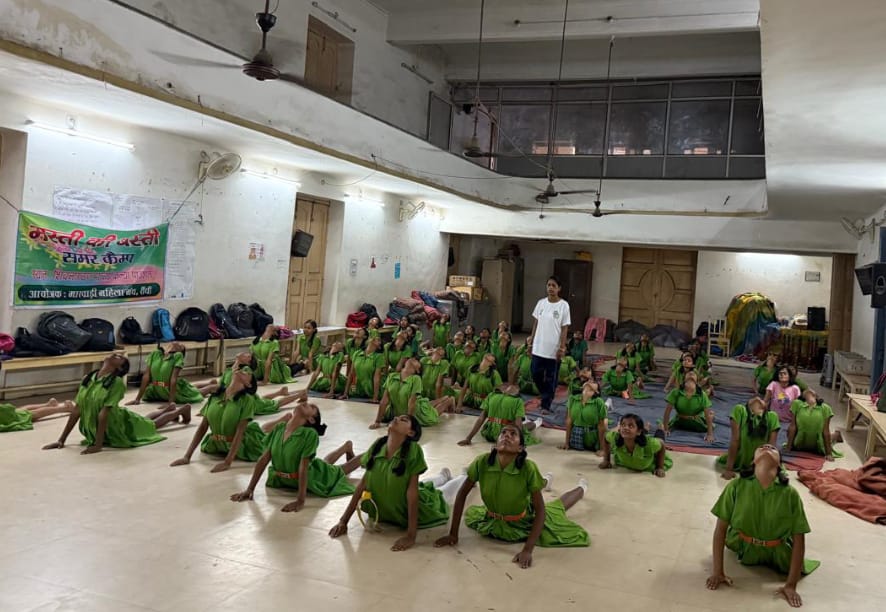 समर कैम्प में प्रशिक्षण लेती क्षत्राएँ समर कैम्प में प्रशिक्षण लेती क्षत्राएँ